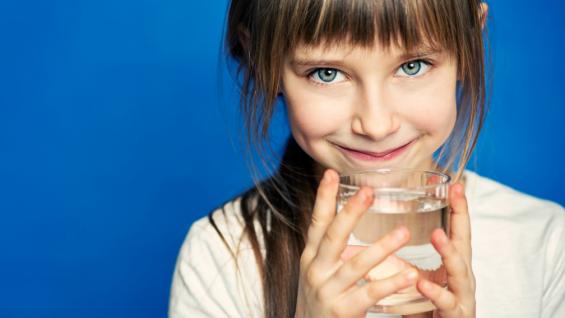 MAS AGUA. El agua debe ser la opción principal en el consumo de los niños, por lo que se debe ofrecer en la escuela y en todas las comidas. (Foto: Archivo)
