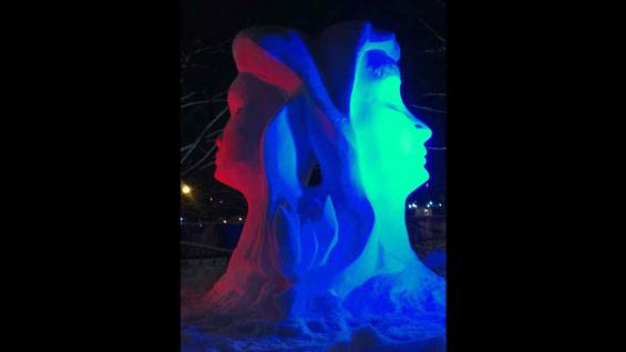CHICAGO. La estatua de hielo “Sisterhood” terminada (Gentileza Natalia Mumbru).