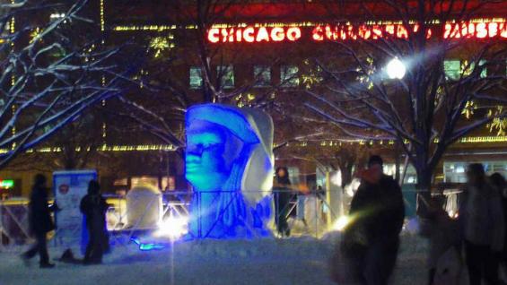 CHICAGO. La estatua de hielo “Sisterhood