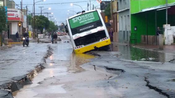COLECTIVO ATRAPADO. Una unidad de Autobuses Santa Fe sufriÃ³ la tormenta y el mal estado del pavimento (La Voz/R. Pereyra).