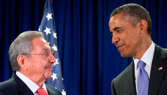 Raúl Castro, el mandatario cubano, junto a Barack Obama, presidente norteamericano, en la nueva hora.