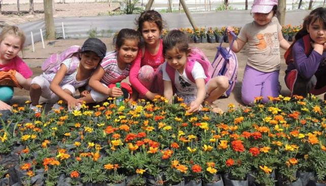 Floreado. Niños de escuelas de La Para visitan el predio de la planta de reciclaje, donde funciona un vivero en el que se cultivan flores en el abono creado con los desechos húmedos. De ahí, van a las plazas (Gentileza Rosita Alegre).
