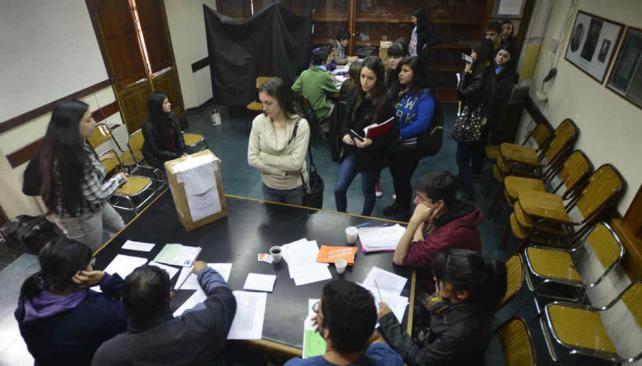 En fila. Alumnas de la Facultad de Derecho esperan turno para votar. Las urnas instaladas en esa unidad académica se cerraron a las 19.15 (Ramiro Pereyra/La Voz).