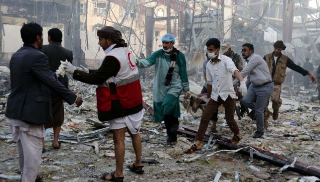 Atroz. Socorristas y miembros de la Media Luna Roja trasladan a víctimas del ataque atribuido a la coalición liderada por los saudíes en Saná. (AP)