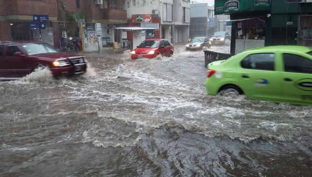 CÓRDOBA. Calle Caseros inundada tras la abundante agua caída (Foto de Twitter @santiitlf).