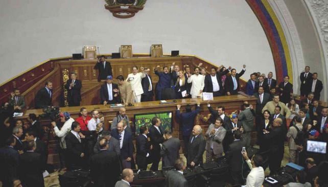 VENEZUELA. Diputados juraron en la Asamblea Nacional liderada por la oposición por primera vez  en 17 años (AP).