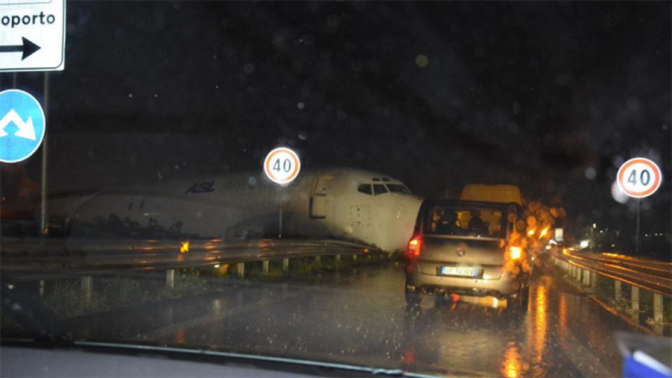 Un avión de carga se despistó en Italia y aterrizó sobre una ruta